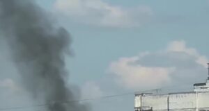 Балконы горят в многоэтажке на западе Москвы.