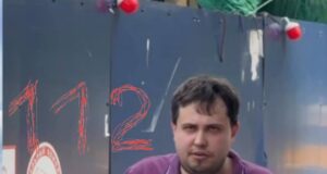В столичном ЖК «ЗИЛАРТ» мужчина средь белого дня пристает к девушкам.