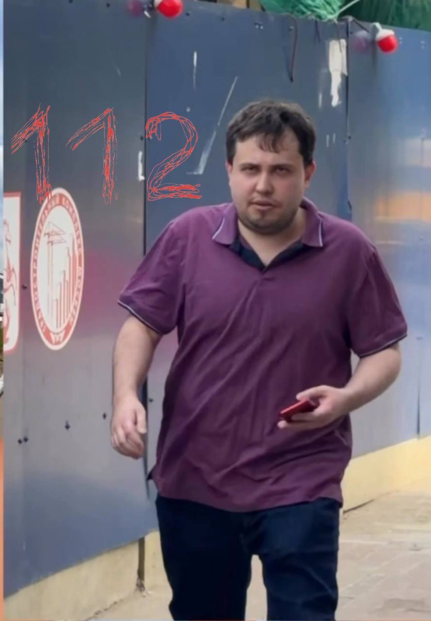 В столичном ЖК «ЗИЛАРТ» мужчина средь белого дня пристает к девушкам. В столичном ЖК «ЗИЛАРТ» мужчина средь белого дня пристает к девушкам.