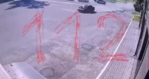 публикует кадры аварии, в которой погибли двое сотрудников МЧС в Грозном.