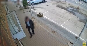Пиво в долг не дали: мужчина ударил продавщицу ножом в спину.