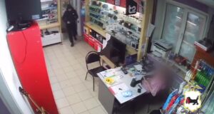 «Бегом бабки давай»: мужчина с игрушечным пистолетом напал на комиссионный магазин в Иркутской облас