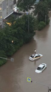 Достаем сапы и плывем: мощный ливень и гроза окутали Москву.