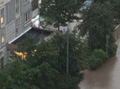 Достаем сапы и плывем: мощный ливень и гроза окутали Москву. Достаем сапы и плывем: мощный ливень и гроза окутали Москву.