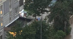 Достаем сапы и плывем: мощный ливень и гроза окутали Москву.