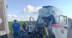 Машина скорой помощи попала под фуру в Башкирии. Погибли два медика и 20-летняя девушка.