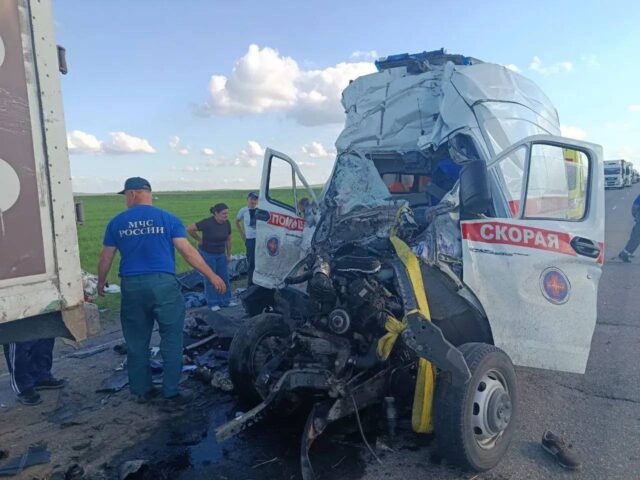 Машина скорой помощи попала под фуру в Башкирии. Погибли два медика и 20-летняя девушка. Машина скорой помощи попала под фуру в Башкирии. Погибли два медика и 20-летняя девушка.