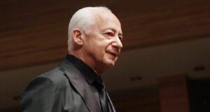 Дирижер Владимир Спиваков госпитализирован с подозрением на инсульт — об этом сообщил митрополит Ила