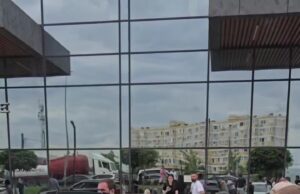 Парня, который устроил резню с мачете в краснодарском ТЦ, отправили в СИЗО. Парня, который устроил резню с мачете в краснодарском ТЦ, отправили в СИЗО.