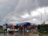 Пять человек пострадали в результате мощного смерча в Свердловской области.