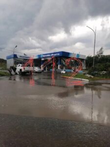Пять человек пострадали в результате мощного смерча в Свердловской области.