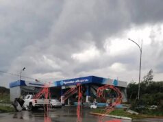 Пять человек пострадали в результате мощного смерча в Свердловской области.