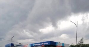 Пять человек пострадали в результате мощного смерча в Свердловской области.