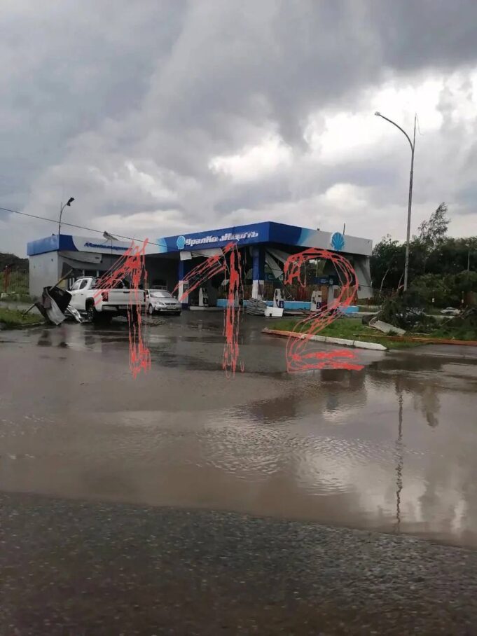 Пять человек пострадали в результате мощного смерча в Свердловской области. Пять человек пострадали в результате мощного смерча в Свердловской области.