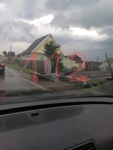 Пять человек пострадали в результате мощного смерча в Свердловской области.