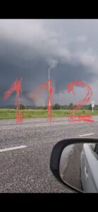 Пять человек пострадали в результате мощного смерча в Свердловской области.