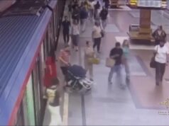 В московском метро пассажир достал пистолет после того, как женщина задела его ногой.