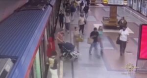 В московском метро пассажир достал пистолет после того, как женщина задела его ногой.