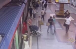 В московском метро пассажир достал пистолет после того, как женщина задела его ногой.