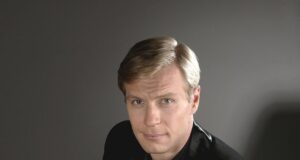 Оперный певец и актёр Герман Юкавский спрыгнул с моста на Болотной набережной.