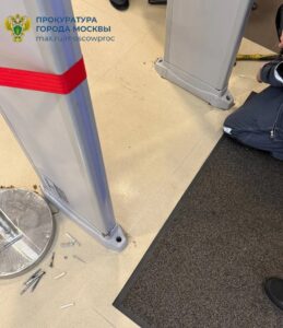 На годовалого ребёнка в московском ТЦ «Колумбус» упала арка металлодетектора. Прокуратура организов