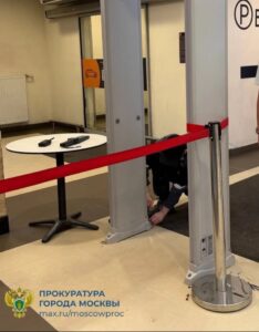 На годовалого ребёнка в московском ТЦ «Колумбус» упала арка металлодетектора. Прокуратура организов