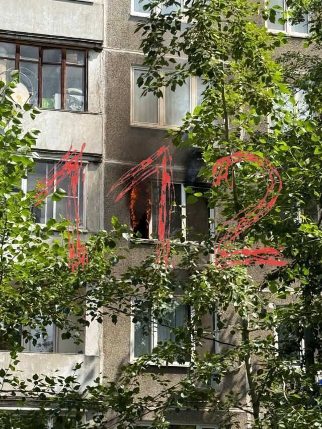 публикует кадры возгорания квартиры на четвёртом этаже на западе Москвы. Пожар ликвидирован, площадь публикует кадры возгорания квартиры на четвёртом этаже на западе Москвы. Пожар ликвидирован, площадь