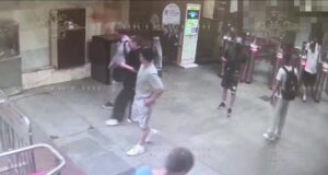 Кулачные бои в столичном метро закончились госпитализацией для одного из участников.