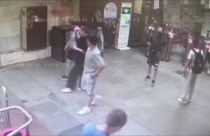 Кулачные бои в столичном метро закончились госпитализацией для одного из участников.