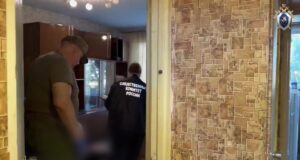 Двух сестер нашли зарезанными в квартире в Петербурге.