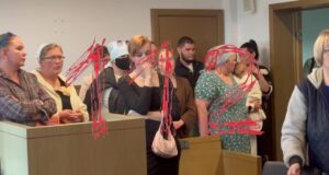 «Счастливых» матерей, которые торговали детьми, приговорили к условному сроку.