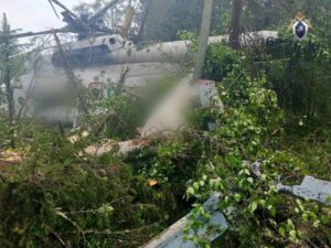 Появились кадры с места жёсткой посадки вертолёта Ми-8Т в Красноярском крае.
