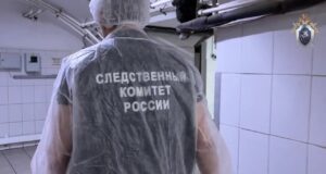 Следователи осматривают цех, где готовилась продукция, которой массово отравились люди в Астраханско