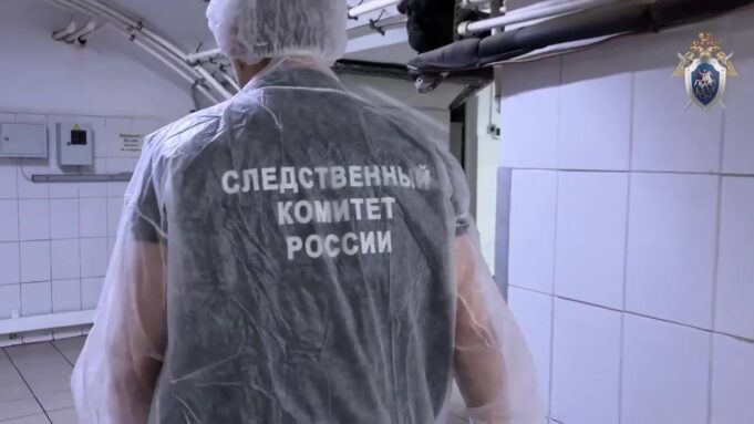 Следователи осматривают цех, где готовилась продукция, которой массово отравились люди в Астраханской области. Следователи осматривают цех, где готовилась продукция, которой массово отравились люди в Астраханско
