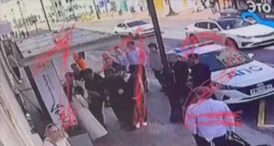 публикует момент нападения автоподставщиков на сотрудника ДПС в центре столицы.
