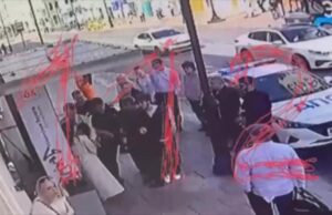 публикует момент нападения автоподставщиков на сотрудника ДПС в центре столицы.