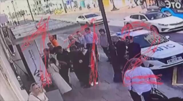 публикует момент нападения автоподставщиков на сотрудника ДПС в центре столицы. публикует момент нападения автоподставщиков на сотрудника ДПС в центре столицы.