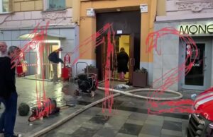 Пожар произошел в жилом доме в центре Москвы. Одна женщина скончалась. Пожар произошел в жилом доме в центре Москвы. Одна женщина скончалась.