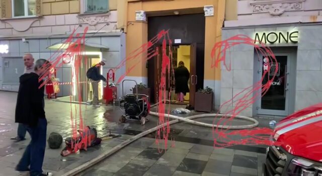 Пожар произошел в жилом доме в центре Москвы. Одна женщина скончалась.