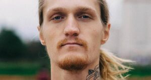 Владельца бренда одежды «Born To Be» Александра Тихомирова сравнивают с Домогацким и обвиняют в круп