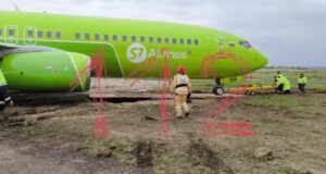 Самолет, который выкатился за пределы взлетно-посадочной полосы в Якутии, отгоняют на стоянку. публ