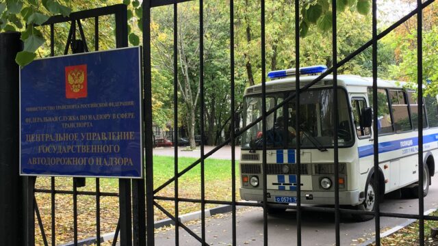 Полицейский автобус у здания управления Ространснадзора - РИА Новости, 1920, 30.06.2026
