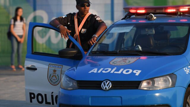 В Бразилии задержали трех человек, не привязавших страховку к погибшей девушке Полицейский автомобиль в Бразилии - РИА Новости, 1920, 14.06.2026