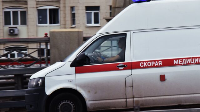 В Электростали обломки БПЛА повредили кровлю частного дома, пострадала женщина Автомобиль скорой помощи - РИА Новости, 1920, 18.06.2026