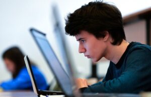 Ведомости: число уязвимостей в приложениях для образования за год выросло на 41% Ученик за компьютером - РИА Новости, 1920, 25.06.2026