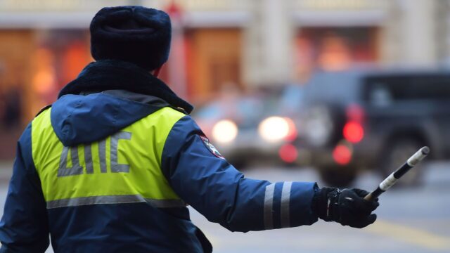 В Подмосковье Toyota въехала в четыре машины на обочине Сотрудник ДПС - РИА Новости, 1920, 22.06.2026