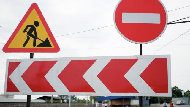 В Дагестане закрыли участок дороги из-за обвала скальных пород Дорожные знаки - РИА Новости, 1920, 22.06.2026