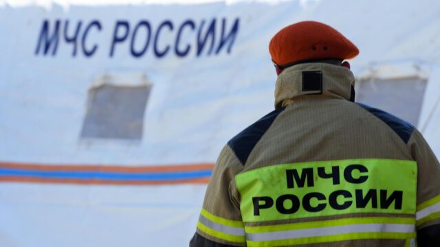 Дрозденко: более 600 человек эвакуировали после пожара в Ленинградской области Сотрудник МЧС России - РИА Новости, 1920, 06.06.2026