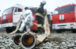 В Краснодаре полностью потушили пожар в деревообрабатывающем цеху Сотрудники противопожарной службы ГУ МЧС России - РИА Новости, 1920, 25.06.2026