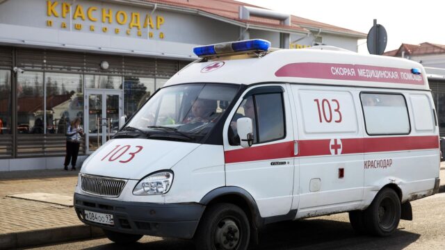 Обломки БПЛА попали в МКД в Краснодаре и вызвали возгорание, двое пострадали Автомобиль скорой медицинской помощи в Краснодаре - РИА Новости, 1920, 11.06.2026